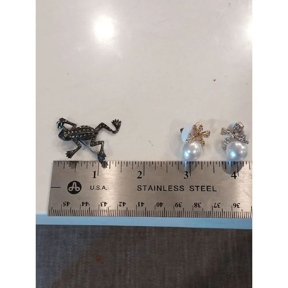 Marcasite FROG Pin And FREE Pearl And FAUX Diamond Bow Earrings...new